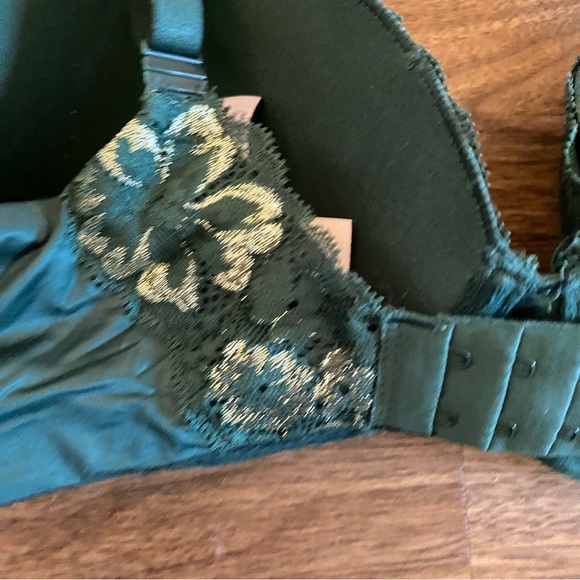 Victoria's Secret Green Lace‎ Underwire Bra with Adjustable Straps - Picture 4 of 6